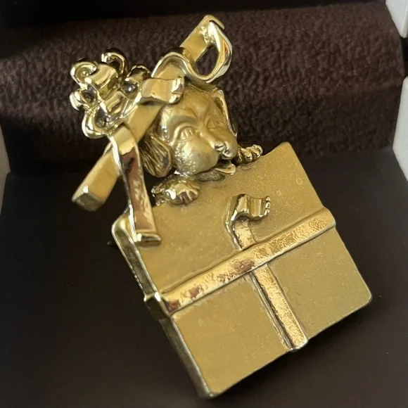 AJC Puppy in a Gift Brooch - Picture 3 of 8